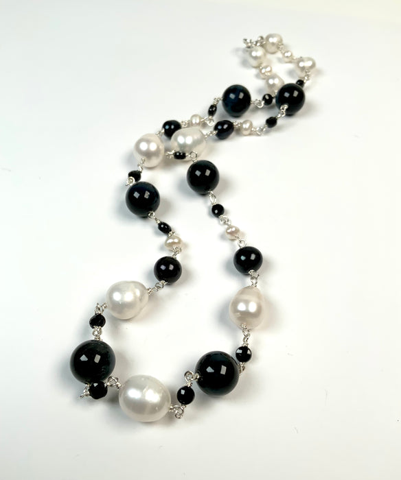 Necklace with natural pearls