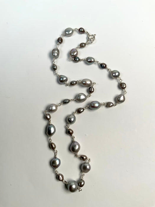 Necklace with natural gray Pearls